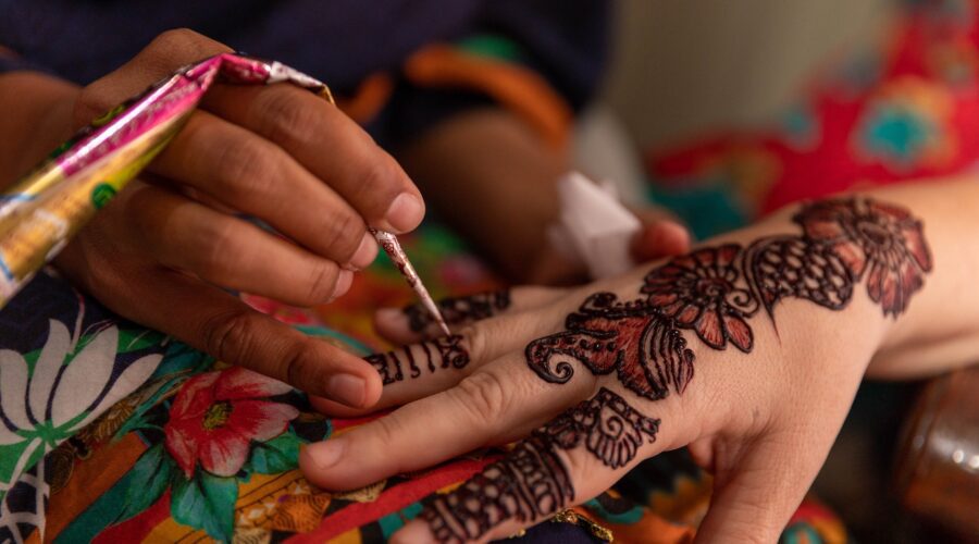 Mehndi // Henna, Then & Now - A Story of Ever-Evolving Tradition – Laal  Bungalow